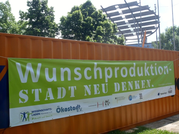 Container mit Transparent »Wunschproduktion – Stadt neu denken« | Wissenschaftsladen Hannover e. V.