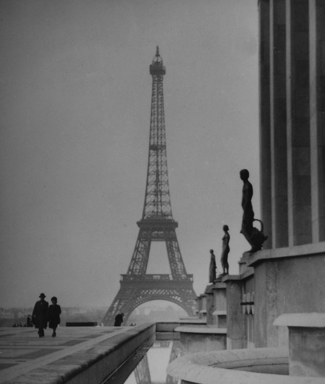 Blick auf den Eiffelturm 1945 | Gemeinfrei, Wikimedia Commons