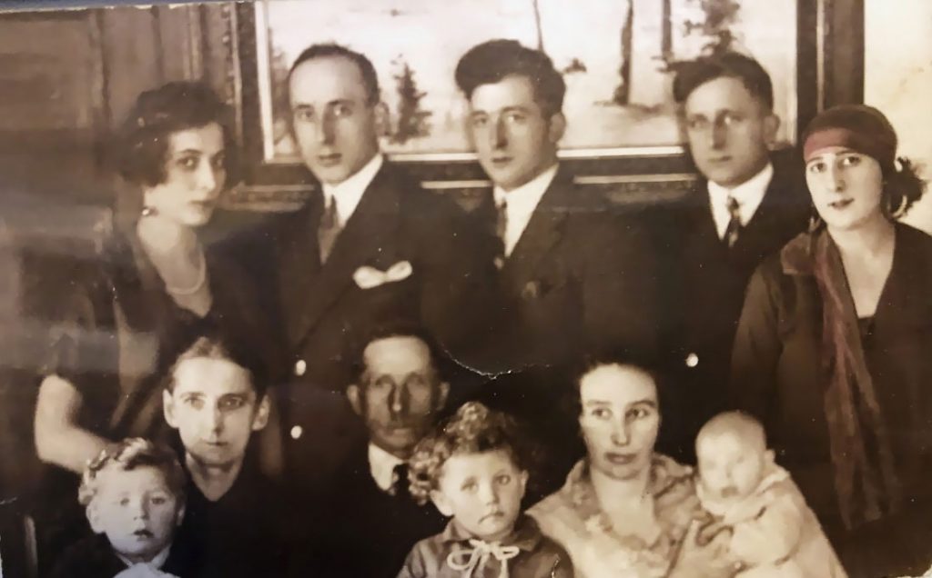 Maria Suszyńska (ganz rechts) auf einem Familienfoto, vermutlich in den 1920er-Jahren aufgenommen | Privatbesitz Kenneth Susynski