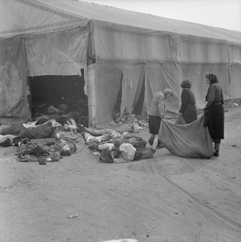 KZ Bergen-Belsen nach der Befreiung: Frauen bergen Leichen aus einem Zelt | Gemeinfrei, Wikimedia Commons
