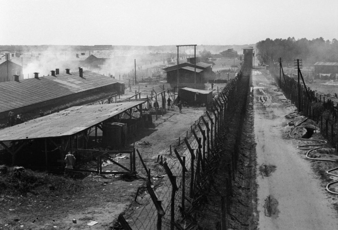 KZ Bergen-Belsen nach der Befreiung: Blick von einem Wachturm auf das bereits größtenteils evakuierte Lager 1 | Gemeinfrei, Wikimedia Commons