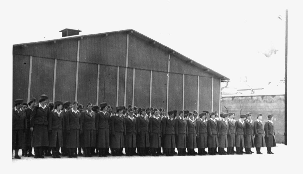 Aufseherinnen des KZ Ravensbrück in Erwartung eines Besuchs von Reichsführer SS Heinrich Himmler, Januar 1941 (SS-Propagandafoto) | Mahn- und Gedenkstätte Ravensbrück