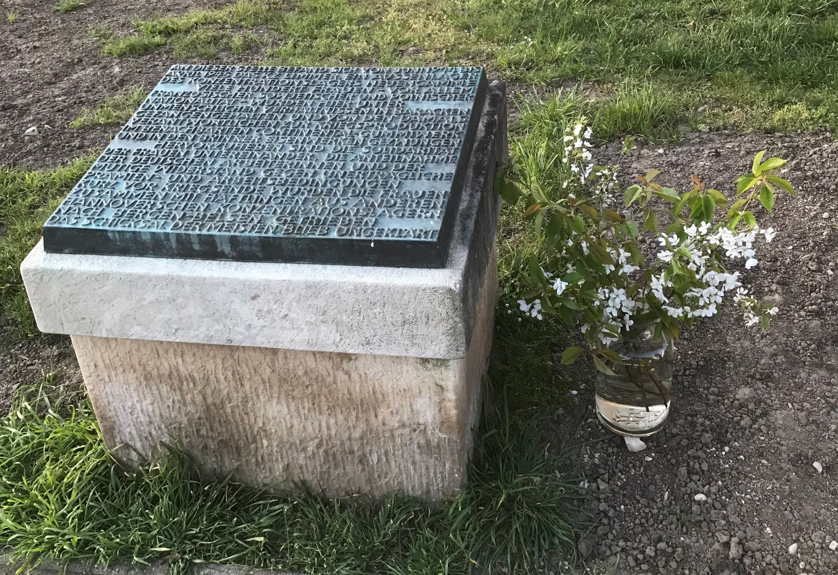 Gedenkstein mit Blumenstrauß am 10. April 2020 | Horst Dralle