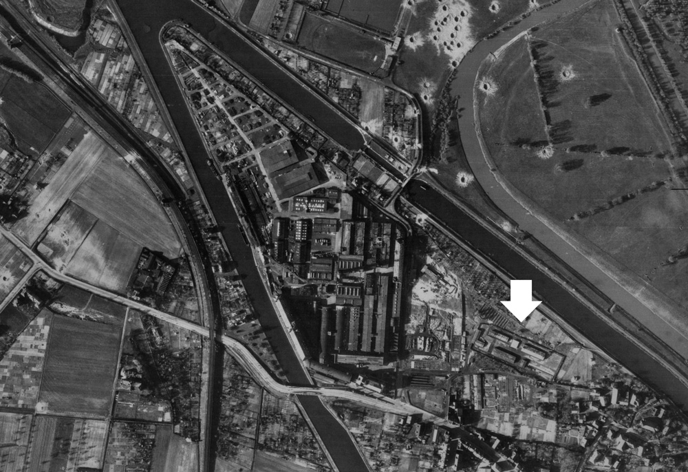 Luftbild des ehemaligen Frauen-KZ Limmer, 8. April 1945. Südlich und westlich des KZ sind Baracken und Fundamente des Zwangsarbeiterlagers zu erkennen. | © Luftbilddatenbank Dr. Carls GmbH