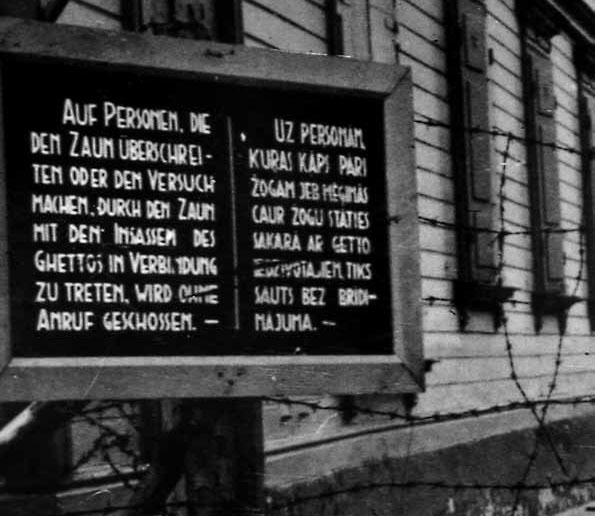 Warnschild am Ghetto Riga | Ausstellungsfaltblatt (Quelle: Staatsarchiv Hamburg, 213-11, 141 Js 543/60, Nr. 0044-16 Bd.I)