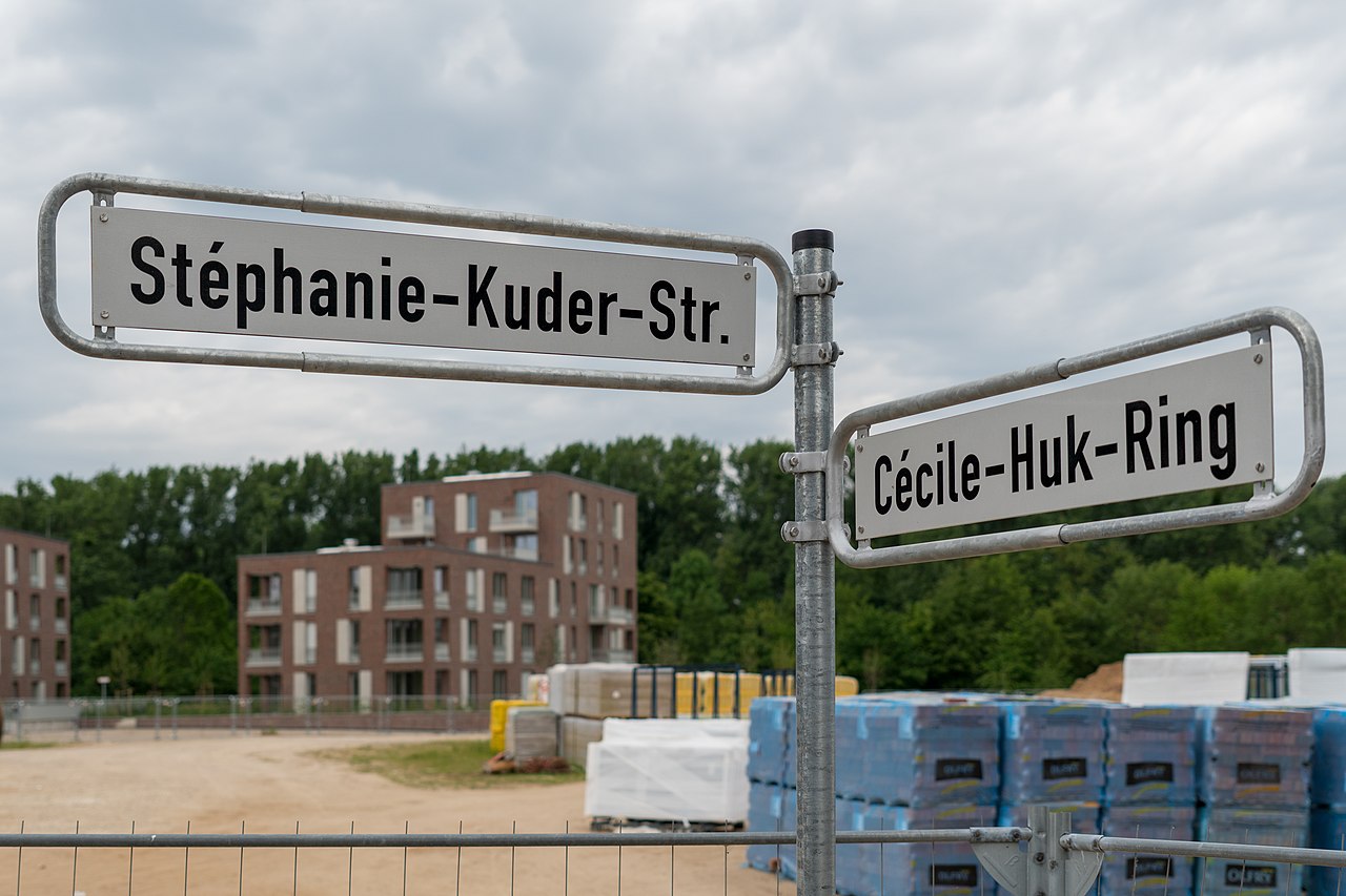 Straßenschilder Stéphanie-Kuder-Straße und Cécile-Huk-Ring | Tim Rademacher