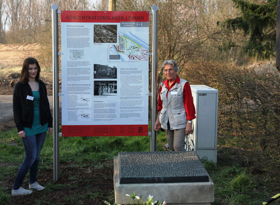 Warja Hoff mit Anna-Lena Weiss 2015 bei der Einweihung der Informationstafel zum KZ Conti-Limmer | Tim Rademacher