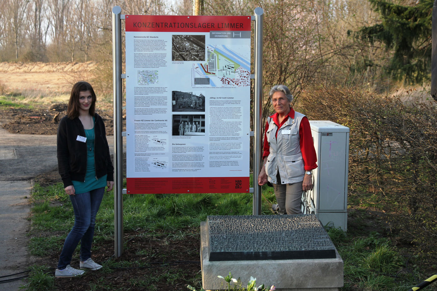 Warja Hoff mit Anna-Lena Weiss 2015 bei der Einweihung der Informationstafel zum KZ Conti-Limmer | Tim Rademacher